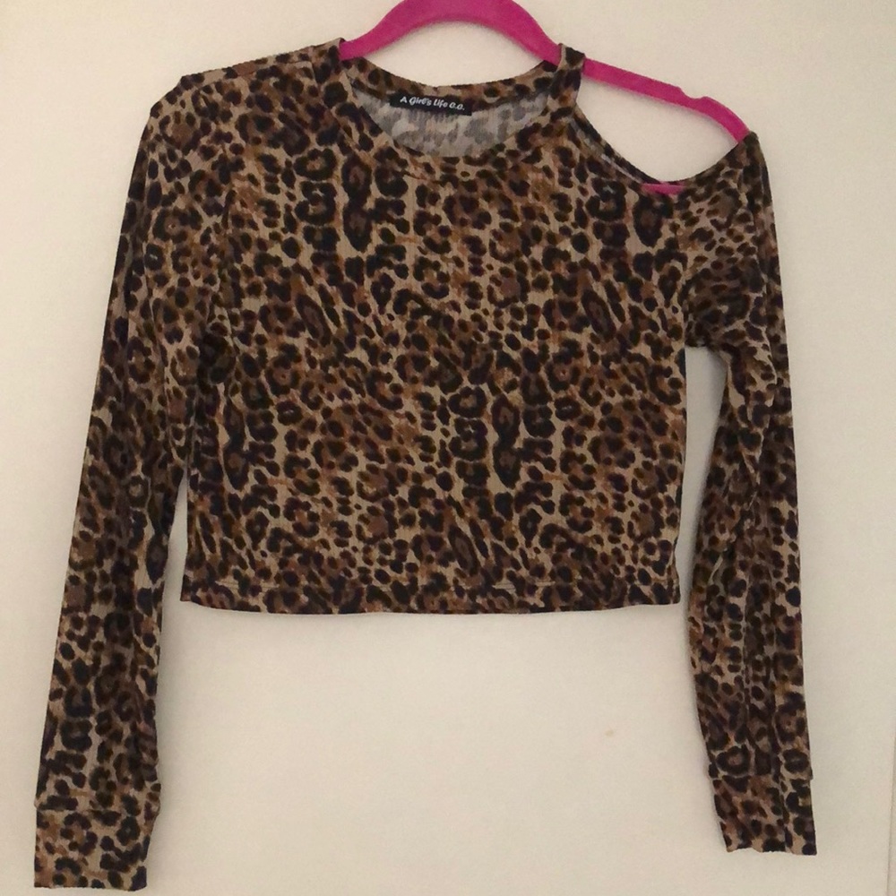 Leopard❤️animal print, cropped knit top! cold shoulder! long sleeve! size M